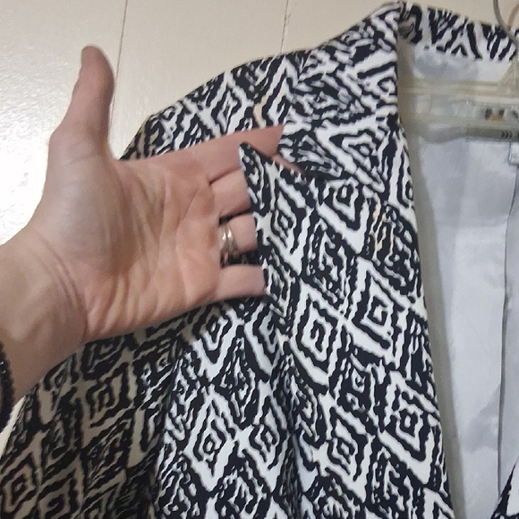 Elegant Black and White Patterned Blazer - Picture 3 of 5
